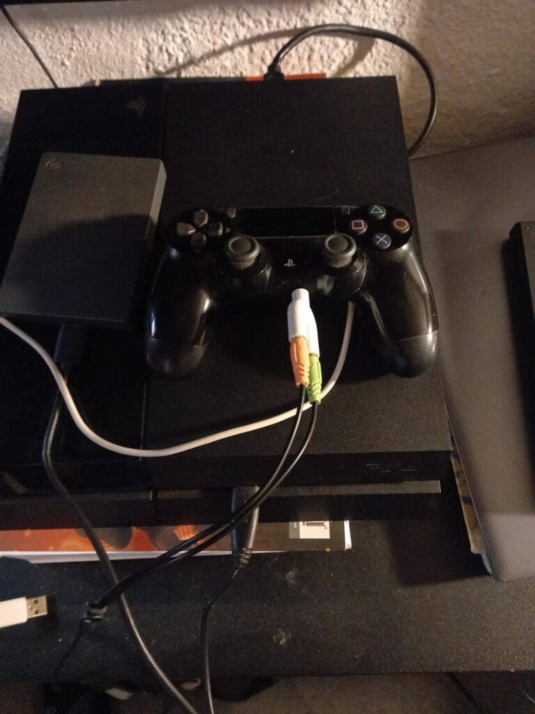 Play Station 4 Modelo Fat + 2 controles